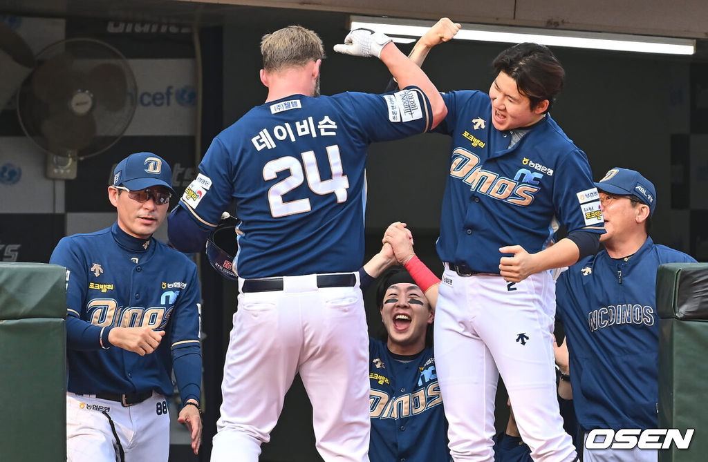 1일 부산 사직야구장에서 2024 신한 SOL 뱅크 KBO 리그 롯데 자이언츠와 NC 다이노스의 경기가 열렸다. 전날 연패 탈출한 롯데는 위닝시리즈를 위해 이민석을 선발로, 8연패에 빠진 NC는 연패 탈출을 위해 카스타노를 선발로 내 세웠다.NC 다이노스 데이비슨이 2회초 우월 솔로 홈런을 치고 강인권 감독과 박민우, 박건우의 축하를 받고 있다. 2024.06.01 / foto0307@osen.co.kr