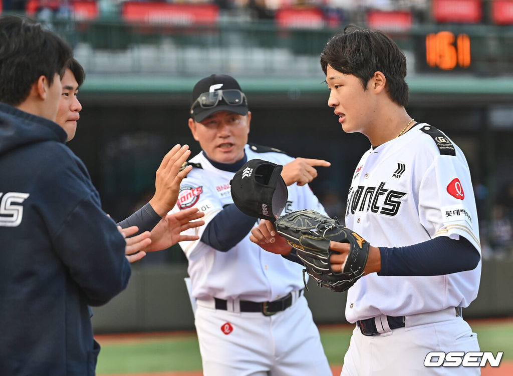 1일 부산 사직야구장에서 2024 신한 SOL 뱅크 KBO 리그 롯데 자이언츠와 NC 다이노스의 경기가 열렸다. 전날 연패 탈출한 롯데는 위닝시리즈를 위해 이민석을 선발로, 8연패에 빠진 NC는 연패 탈출을 위해 카스타노를 선발로 내 세웠다.롯데 자이언츠 선발 투수 이민석이 5회초 2사 만루 NC 다이노스 권희동을 삼진으로 잡고 하이파이브를 하고 있다. 2024.06.01 / foto0307@osen.co.kr