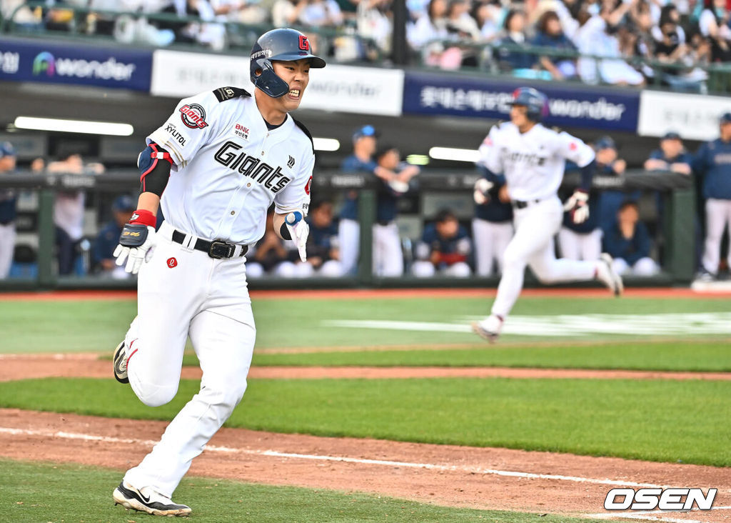 1일 부산 사직야구장에서 2024 신한 SOL 뱅크 KBO 리그 롯데 자이언츠와 NC 다이노스의 경기가 열렸다. 전날 연패 탈출한 롯데는 위닝시리즈를 위해 이민석을 선발로, 8연패에 빠진 NC는 연패 탈출을 위해 카스타노를 선발로 내 세웠다.롯데 자이언츠 고승민이 5회말 2사 2,3루 좌익수 앞 역전 2타점 안타를 치고 진루하고 있다. 2024.06.01 / foto0307@osen.co.kr