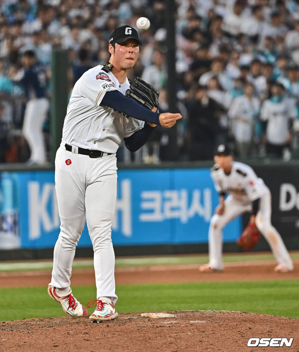 1일 부산 사직야구장에서 2024 신한 SOL 뱅크 KBO 리그 롯데 자이언츠와 NC 다이노스의 경기가 열렸다. 전날 연패 탈출한 롯데는 위닝시리즈를 위해 이민석을 선발로, 8연패에 빠진 NC는 연패 탈출을 위해 카스타노를 선발로 내 세웠다.롯데 자이언츠 전미르가 8회초 무사 1루 NC 다이노스 박건우 타석때 1루 견제를 하고 있다. 이 견제구가 뒤로 빠지면서 최정원의 2루 진루를 허용했고 이어진 박건우의 우익수 오른쪽 2루타로 실점했다. 2024.06.01 / foto0307@osen.co.kr