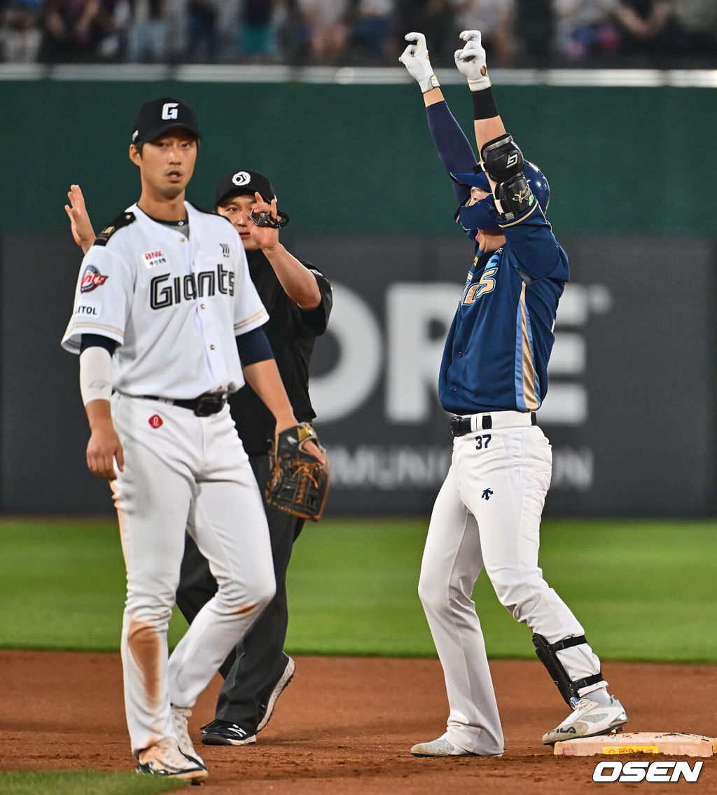 1일 부산 사직야구장에서 2024 신한 SOL 뱅크 KBO 리그 롯데 자이언츠와 NC 다이노스의 경기가 열렸다. 전날 연패 탈출한 롯데는 위닝시리즈를 위해 이민석을 선발로, 8연패에 빠진 NC는 연패 탈출을 위해 카스타노를 선발로 내 세웠다.NC 다이노스 박건우가 8회초 무사 2루 동점 1타점 적시 2루타를 치고 세리머니를 하고 있다. 2024.06.01 / foto0307@osen.co.kr