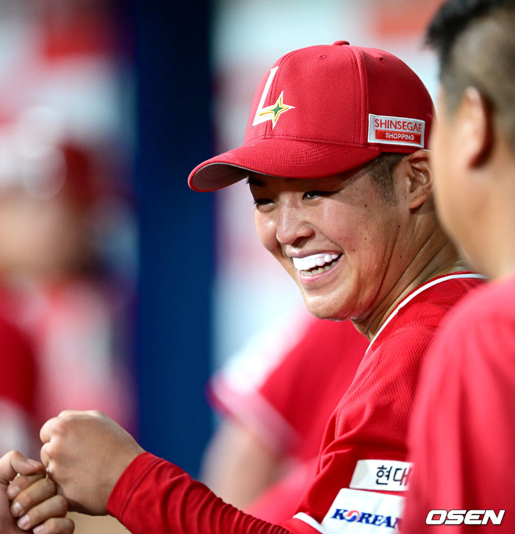 1일 오후 서울 고척스카이돔에서 ‘2024 신한 SOL Bank KBO리그’ 키움 히어로즈와 SSG 랜더스의 경기가 열렸다.이날 홈팀 키움은 조영건, 방문팀 SSG은 시라카와 케이쇼를 선발로 내세운다.1회말 키움 공격을 무실점으로 막아낸 SSG 선발 시라카와 케이쇼가 더그아웃 동료들과 인사를 나누고 있다. 2024.06.01 / dreamer@osen.co.kr