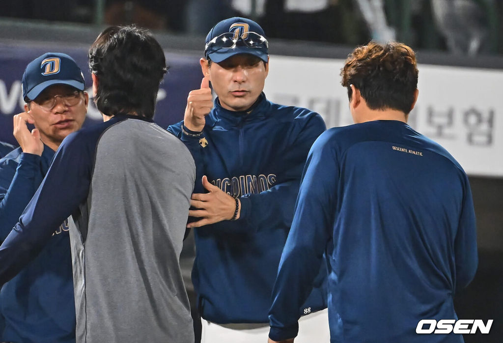 1일 부산 사직야구장에서 2024 신한 SOL 뱅크 KBO 리그 롯데 자이언츠와 NC 다이노스의 경기가 열렸다. 전날 연패 탈출한 롯데는 위닝시리즈를 위해 이민석을 선발로, 8연패에 빠진 NC는 연패 탈출을 위해 카스타노를 선발로 내 세웠다.NC 다이노스 강인권 감독이 롯데 자이언츠에 4-2로 승리, 8연패 탈출에 성공하고 선수들과 하이파이브를 하고 있다. 2024.06.01 / foto0307@osen.co.kr