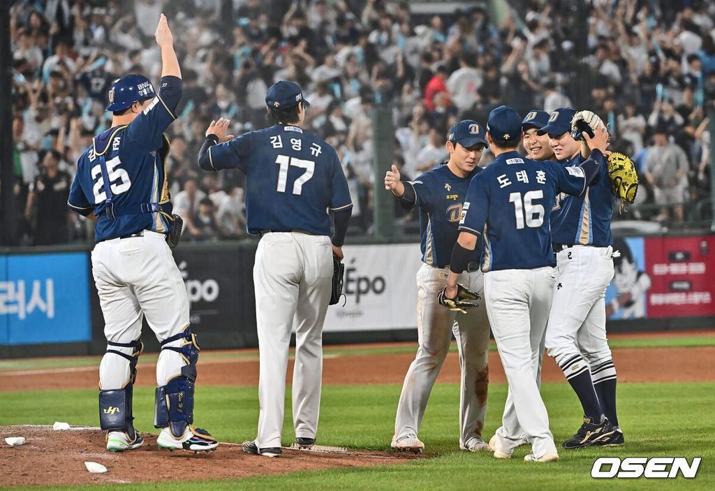 1일 부산 사직야구장에서 2024 신한 SOL 뱅크 KBO 리그 롯데 자이언츠와 NC 다이노스의 경기가 열렸다. 전날 연패 탈출한 롯데는 위닝시리즈를 위해 이민석을 선발로, 8연패에 빠진 NC는 연패 탈출을 위해 카스타노를 선발로 내 세웠다.NC 다이노스 선수들이 롯데 자이언츠에 4-2로 승리, 8연패 탈출에 성공하고 기쁨을 나누고 있다. 2024.06.01 / foto0307@osen.co.kr