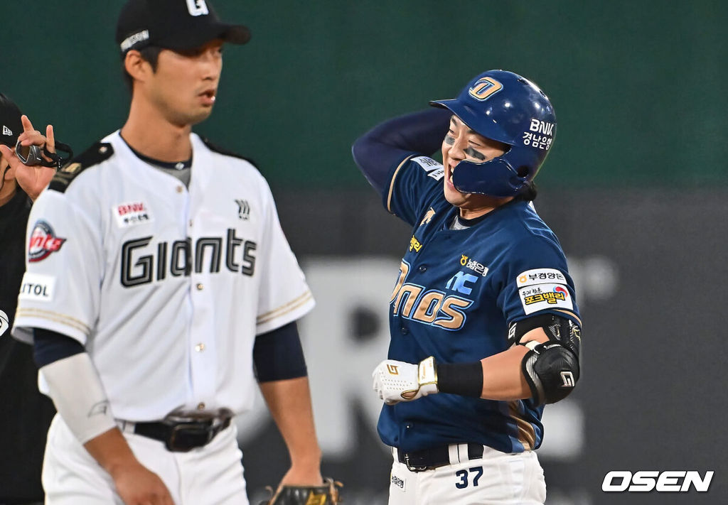 1일 부산 사직야구장에서 2024 신한 SOL 뱅크 KBO 리그 롯데 자이언츠와 NC 다이노스의 경기가 열렸다. 전날 연패 탈출한 롯데는 위닝시리즈를 위해 이민석을 선발로, 8연패에 빠진 NC는 연패 탈출을 위해 카스타노를 선발로 내 세웠다.NC 다이노스 박건우가 8회초 무사 2루 동점 1타점 적시 2루타를 치고 세리머니를 하고 있다. 2024.06.01 / foto0307@osen.co.kr