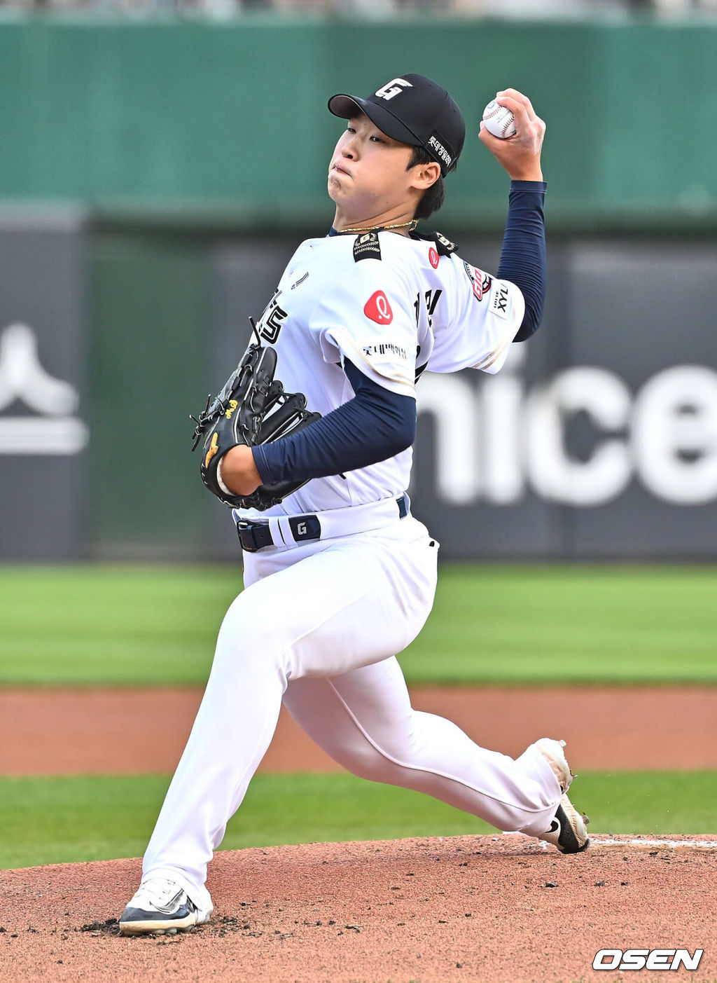 1일 부산 사직야구장에서 2024 신한 SOL 뱅크 KBO 리그 롯데 자이언츠와 NC 다이노스의 경기가 열렸다. 전날 연패 탈출한 롯데는 위닝시리즈를 위해 이민석을 선발로, 8연패에 빠진 NC는 연패 탈출을 위해 카스타노를 선발로 내 세웠다.롯데 자이언츠 선발 투수 이민석이 역투하고 있다. 2024.06.01 / foto0307@osen.co.kr