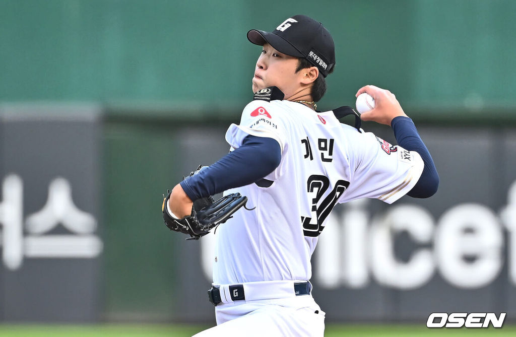 1일 부산 사직야구장에서 2024 신한 SOL 뱅크 KBO 리그 롯데 자이언츠와 NC 다이노스의 경기가 열렸다. 전날 연패 탈출한 롯데는 위닝시리즈를 위해 이민석을 선발로, 8연패에 빠진 NC는 연패 탈출을 위해 카스타노를 선발로 내 세웠다.롯데 자이언츠 선발 투수 이민석이 역투하고 있다. 2024.06.01 / foto0307@osen.co.kr