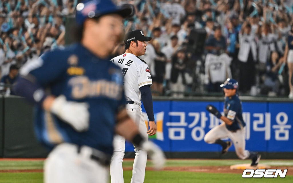 1일 부산 사직야구장에서 2024 신한 SOL 뱅크 KBO 리그 롯데 자이언츠와 NC 다이노스의 경기가 열렸다. 전날 연패 탈출한 롯데는 위닝시리즈를 위해 이민석을 선발로, 8연패에 빠진 NC는 연패 탈출을 위해 카스타노를 선발로 내 세웠다.롯데 자이언츠 전미르가 8회초 무사 2루 NC 다이노스 박건우에게 동점 1타점 적시타를 맞고 타구를 바라보고 있다. 2024.06.01 / foto0307@osen.co.kr