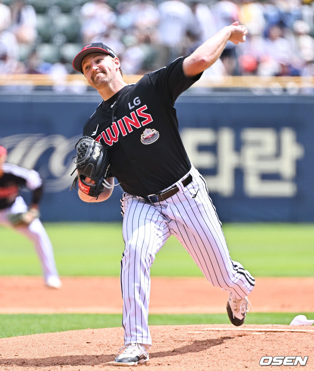 2일 오후 서울 잠실구장에서 ‘2024 신한 SOL BANK KBO리그’ 두산 베어스와 LG 트윈스의 경기가 진행됐다.이날 두산은 김유성을, LG는 엔스를 선발투수로 내세웠다.1회말 LG 선발투수 엔스가 역투하고 있다.   2024.06.02  /   soul1014@osen.co.kr