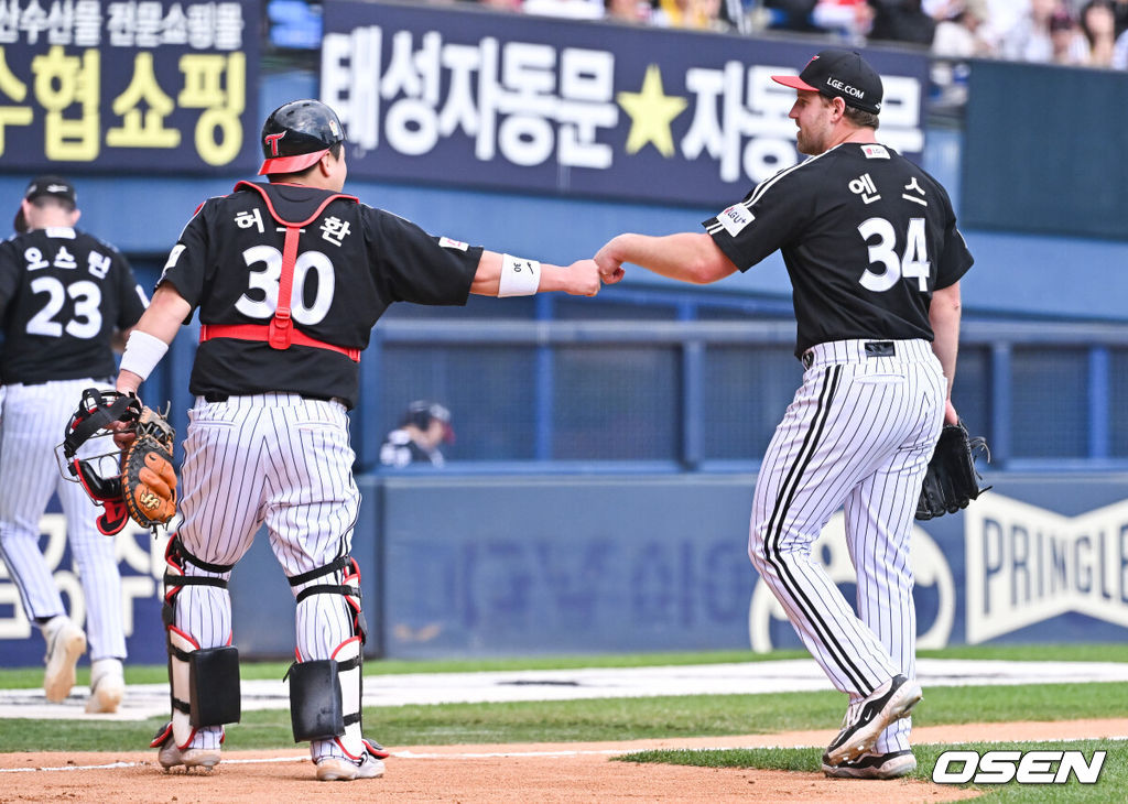 2일 오후 서울 잠실구장에서 ‘2024 신한 SOL BANK KBO리그’ 두산 베어스와 LG 트윈스의 경기가 진행됐다.이날 두산은 김유성을, LG는 엔스를 선발투수로 내세웠다.6회말 이닝종료 후 LG 선발투수 엔스와 허도환 포수가 하이파이브를 하며 더그아웃으로 들어가고 있다.  2024.06.02  /   soul1014@osen.co.kr