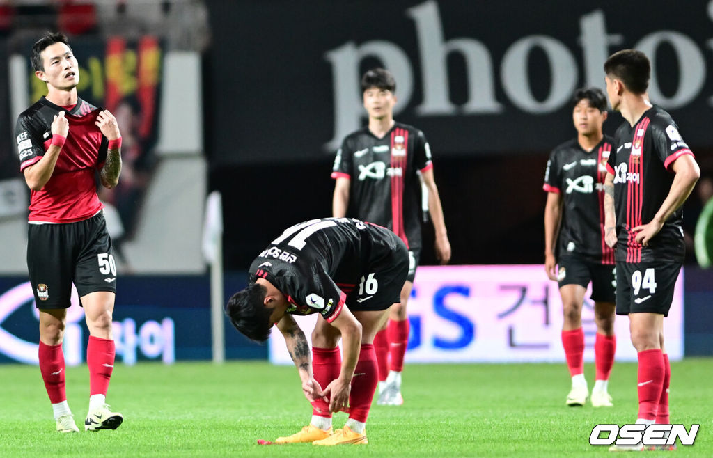 이정효 감독이 웃었다. 광주FC가 FC서울을 홈 5연패에 빠뜨리며 승점 3점을 거머쥐었다.광주FC는 2일 오후 7시 서울월드컵경기장에서 열린 하나은행 K리그1 2024 16라운드에서 FC서울을 2-1로 꺾었다.경기 종료 후 FC 서울 선수들이 아쉬워하고 있다. 2024.06.02 / ksl0919@osen.co.kr