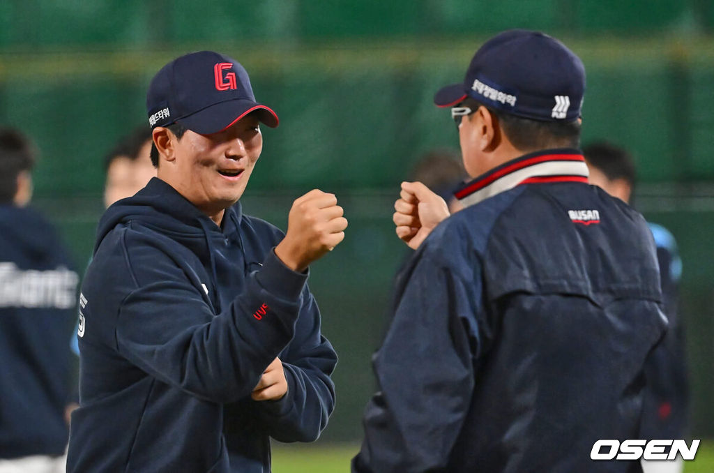 2일 부산 사직야구장에서 2024 신한 SOL 뱅크 KBO 리그 롯데 자이언츠와 NC 다이노스의 경기가 열렸다. 1승씩을 주고 받고 연패 탈출에 성공한 롯데와 NC는 위닝시리즈를 위해 각각 박세웅과 신민혁을 선발로 내세운다.롯데 자이언츠 최이준이 NC 다이노스에 13-4로 승리, 위닝시리즈를 완성하고 김태형 감독과 기쁨을 나누고 있다. 2024.06.02 / foto0307@osen.co.kr