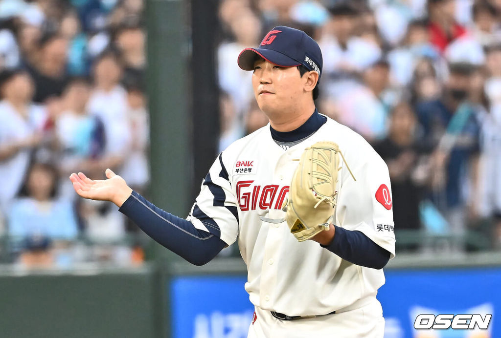 2일 부산 사직야구장에서 2024 신한 SOL 뱅크 KBO 리그 롯데 자이언츠와 NC 다이노스의 경기가 열렸다. 1승씩을 주고 받고 연패 탈출에 성공한 롯데와 NC는 위닝시리즈를 위해 각각 박세웅과 신민혁을 선발로 내세운다.롯데 자이언츠 최이준이 5회초 2사 1,2루 NC 다이노스 김형준을 포수 태그 아웃으로 잡고 기뻐하고 있다. 2024.06.02 / foto0307@osen.co.kr