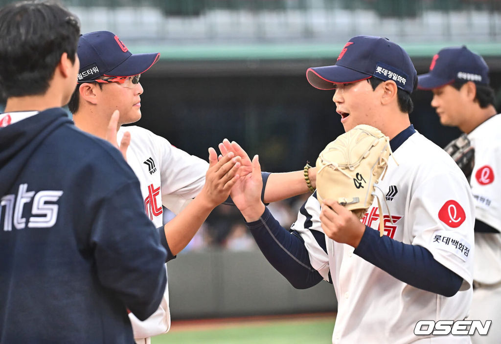 2일 부산 사직야구장에서 2024 신한 SOL 뱅크 KBO 리그 롯데 자이언츠와 NC 다이노스의 경기가 열렸다. 1승씩을 주고 받고 연패 탈출에 성공한 롯데와 NC는 위닝시리즈를 위해 각각 박세웅과 신민혁을 선발로 내세운다.롯데 자이언츠 박세웅이 5회초 2사 1,2루 NC 다이노스 김형준을 포수 태그 아웃으로 잡고 실점위기를 넘긴 최이준과 하이파이브를 하고 있다. 2024.06.02 / foto0307@osen.co.kr