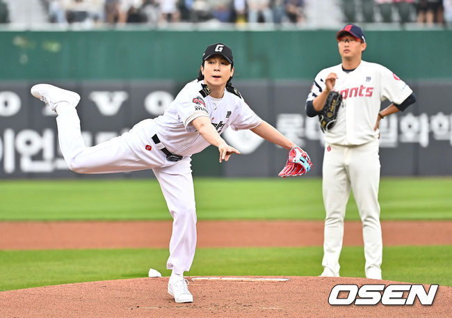 DAY6 성진이 롯데 자이언츠 승리 기원 시구를 하고 있다. 2024.06.02 / foto0307@osen.co.kr