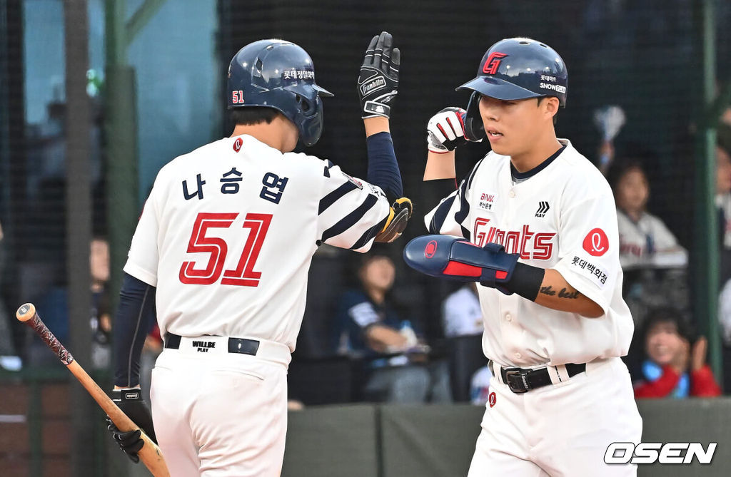 2일 부산 사직야구장에서 2024 신한 SOL 뱅크 KBO 리그 롯데 자이언츠와 NC 다이노스의 경기가 열렸다. 1승씩을 주고 받고 연패 탈출에 성공한 롯데와 NC는 위닝시리즈를 위해 각각 박세웅과 신민혁을 선발로 내세운다.롯데 자이언츠 고승민이 4회말 1사 2,3루 이정훈의 우익수 앞 2타점 안타 때 득점을 올리고 하이파이브를 하고 있다. 2024.06.02 / foto0307@osen.co.kr