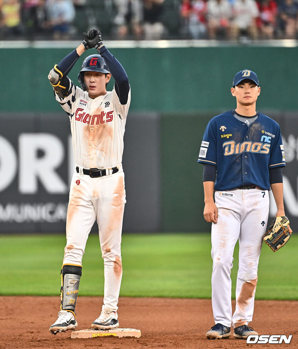 2일 부산 사직야구장에서 2024 신한 SOL 뱅크 KBO 리그 롯데 자이언츠와 NC 다이노스의 경기가 열렸다. 1승씩을 주고 받고 연패 탈출에 성공한 롯데와 NC는 위닝시리즈를 위해 각각 박세웅과 신민혁을 선발로 내세운다.롯데 자이언츠 나승엽이 4회말 1사 1루 이정훈의 우익수 오른쪽 2루타를 치고 세리머니를 하고 있다. 2024.06.02 / foto0307@osen.co.kr