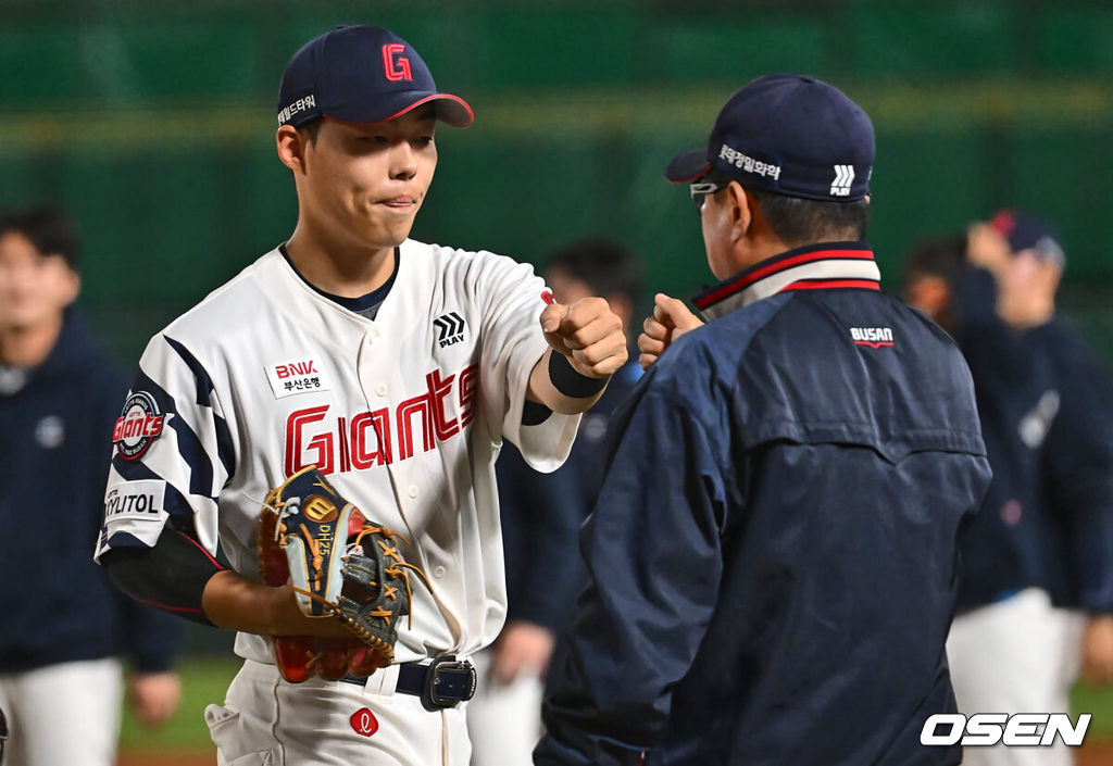 2일 부산 사직야구장에서 2024 신한 SOL 뱅크 KBO 리그 롯데 자이언츠와 NC 다이노스의 경기가 열렸다. 롯데 고승민이 김태형 감독과 기쁨을 나누고 있다. 2024.06.02 / foto0307@osen.co.kr