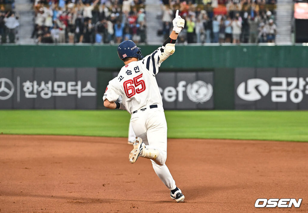 2일 부산 사직야구장에서 2024 신한 SOL 뱅크 KBO 리그 롯데 자이언츠와 NC 다이노스의 경기가 열렸다. 1승씩을 주고 받고 연패 탈출에 성공한 롯데와 NC는 위닝시리즈를 위해 각각 박세웅과 신민혁을 선발로 내세운다.롯데 자이언츠 고승민이 6회말 2사 만루 우월 만루 홈런을 치고 손을 번쩍 들어 세리머니를 하고 있다. 2024.06.02 / foto0307@osen.co.kr