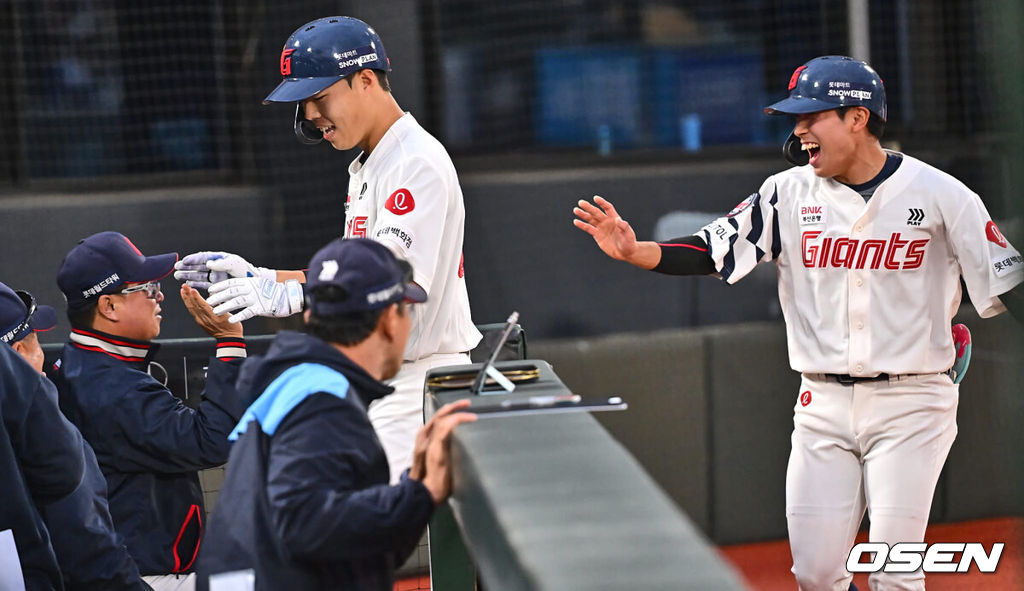 2일 부산 사직야구장에서 2024 신한 SOL 뱅크 KBO 리그 롯데 자이언츠와 NC 다이노스의 경기가 열렸다. 1승씩을 주고 받고 연패 탈출에 성공한 롯데와 NC는 위닝시리즈를 위해 각각 박세웅과 신민혁을 선발로 내세운다.롯데 자이언츠 고승민이 6회말 2사 만루 우월 만루 홈런을 치고 김태형 감독과 하이파이브를 하고 있다. 2024.06.02 / foto0307@osen.co.kr