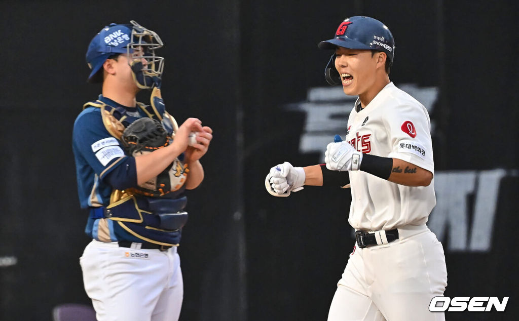 2일 부산 사직야구장에서 2024 신한 SOL 뱅크 KBO 리그 롯데 자이언츠와 NC 다이노스의 경기가 열렸다. 1승씩을 주고 받고 연패 탈출에 성공한 롯데와 NC는 위닝시리즈를 위해 각각 박세웅과 신민혁을 선발로 내세운다.롯데 자이언츠 고승민이 6회말 2사 만루 우월 만루 홈런을 치고 하이파이브를 하고 있다. 2024.06.02 / foto0307@osen.co.kr