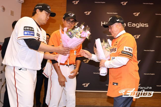 한화 김경문 감독(오른쪽)이 류현진과 채은성으로부터 축하 꽃다발을 받고 있다. /한화 이글스 제공