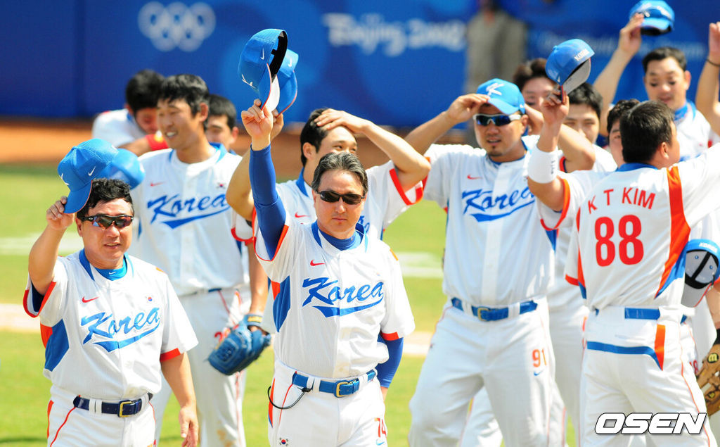 2008년 베이징 올림픽 야구 준결승 일본전에서 승리한 김경문 감독이 팬들에게 인사하고 있다. 2008.08.22 /ajyoung@osen.co.kr