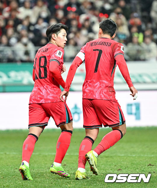 황선홍 임시 감독이 지휘하는 대한민국 축구대표팀이 21일 서울월드컵경기장에서 진행된 태국과의 2026 국제축구연맹(FIFA) 북중미 월드컵 아시아 2차 예선 C조 3차전에서 1-1 무승부를 기록했다.이로써 한국은 3경기서 승점 7(2승 1무)를 획득하면서 조 1위를 유지했으나 약체인 태국과 홈 경기에서 무승부에 그치면서 아쉬움을 남겼다. 후반 손흥민과 이강인이 이야기 나누고 있다.  2024.03.21 / soul1014@osen.co.kr