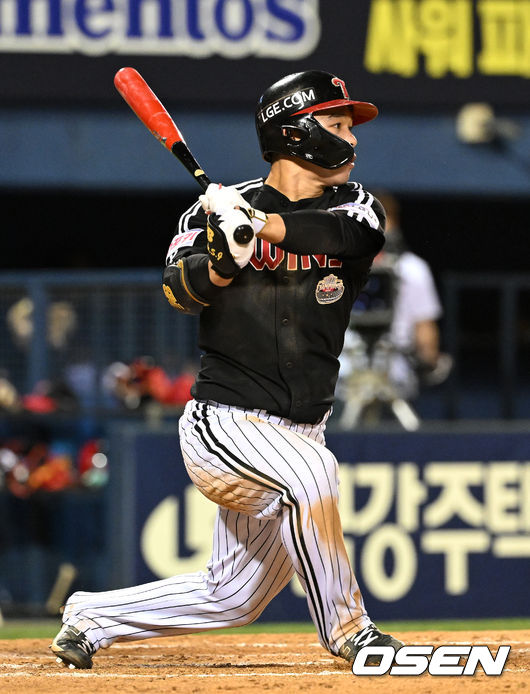 31일 오후 서울 잠실야구장에서 ‘2024 신한 SOL Bank KBO리그’ LG 트윈스와 두산 베어스의 경기가 열렸다.LG는 손주영, 두산은 브랜든을 선발로 내세웠다.7회초 2사에서 LG 문성주가 중전 안타를 치고 있다. 2024.05.31 /sunday@osen.co.kr