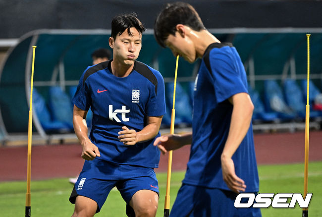 김도훈 임시 감독이 이끄는 한국 축구대표팀은 3일(이하 한국시간) 오후 8시부터 싱가포르 비샨에 위치한 비샨 스타디움에서 2026 국제축구연맹(FIFA) 북중미 월드컵 아시아 2차 예선 C조 5차전 싱가포르와 맞대결을 앞두고 첫 현지 훈련에 나섰다.한국과 싱가포르의 경기는 오는 6일 오후 9시 싱가포르 더 내셔널 스타디움에서 킥오프 한다.한국 축구대표팀 권경원이 훈련을 하고있다. 2024.06.03 / cej@osen.co.kr