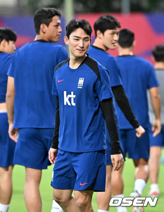 김도훈 임시 감독이 이끄는 한국 축구대표팀은 3일(이하 한국시간) 오후 8시부터 싱가포르 비샨에 위치한 비샨 스타디움에서 2026 국제축구연맹(FIFA) 북중미 월드컵 아시아 2차 예선 C조 5차전 싱가포르와 맞대결을 앞두고 첫 현지 훈련에 나섰다.한국과 싱가포르의 경기는 오는 6일 오후 9시 싱가포르 더 내셔널 스타디움에서 킥오프 한다.한국 축구대표팀 조유민이 훈련을 하고있다. 2024.06.03 / cej@osen.co.kr