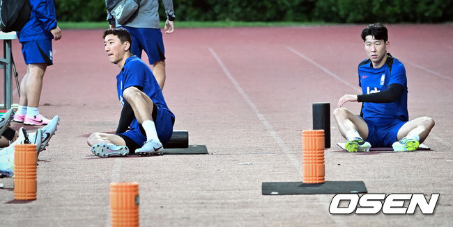 김도훈 임시 감독이 이끄는 한국 축구대표팀은 3일(이하 한국시간) 오후 8시부터 싱가포르 비샨에 위치한 비샨 스타디움에서 2026 국제축구연맹(FIFA) 북중미 월드컵 아시아 2차 예선 C조 5차전 싱가포르와 맞대결을 앞두고 첫 현지 훈련에 나섰다.한국과 싱가포르의 경기는 오는 6일 오후 9시 싱가포르 더 내셔널 스타디움에서 킥오프 한다.한국 축구대표팀 정우영, 손흥민이 몸을 풀고 있다. 2024.06.03 / cej@osen.co.kr