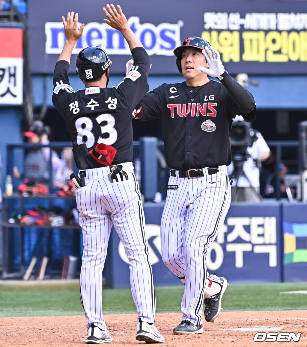 2일 오후 서울 잠실구장에서 ‘2024 신한 SOL BANK KBO리그’ 두산 베어스와 LG 트윈스의 경기가 진행됐다.이날 두산은 김유성을, LG는 엔스를 선발투수로 내세웠다.5회초 1사 LG 김현수가 솔로홈런을 날린뒤 정수성 1루 코치와 하이파이브를 하고 있다.    2024.06.02  /   soul1014@osen.co.kr