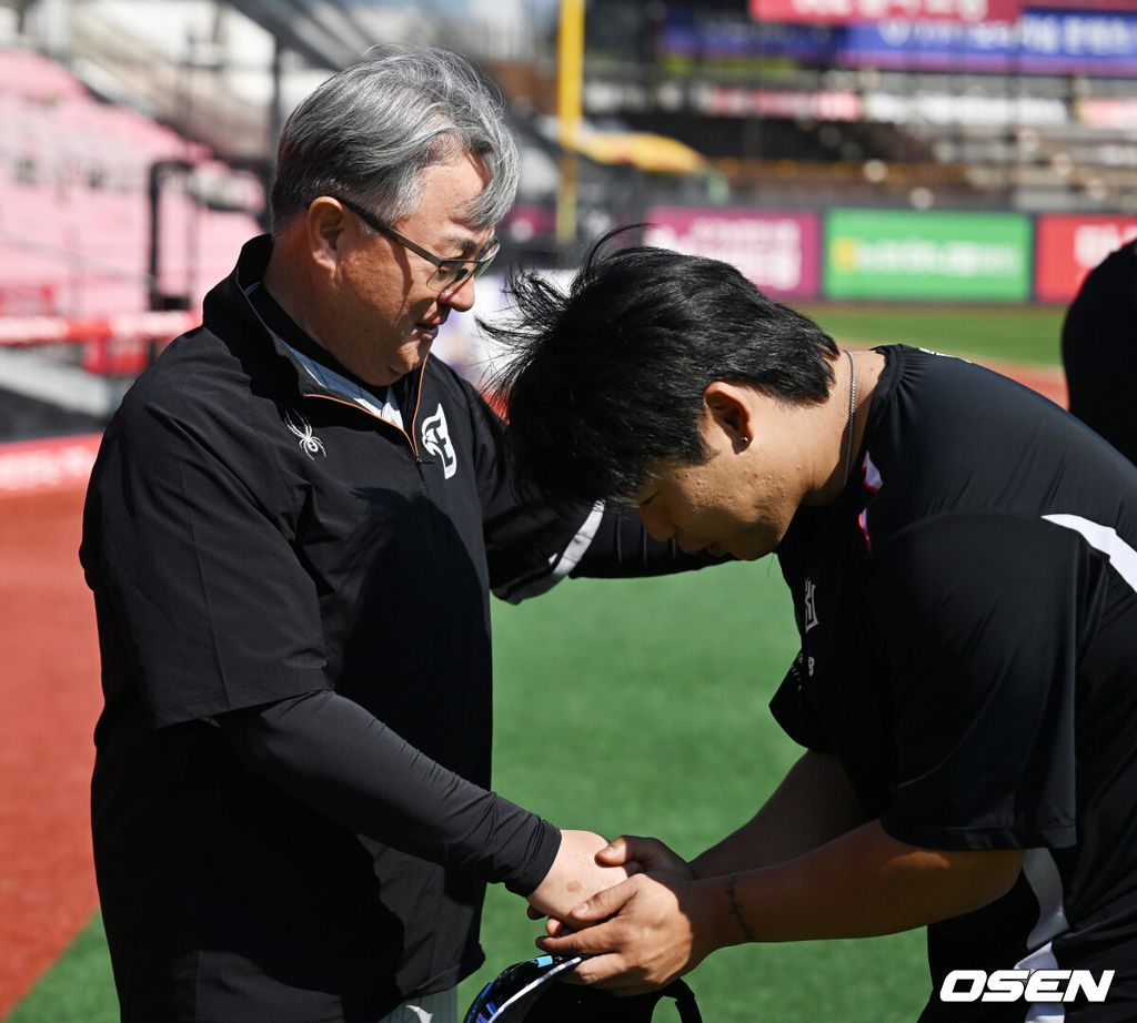 4일 오후 수원 KT위즈파크에서 ‘2024 신한 SOL Bank KBO리그’ KT 위즈와 한화 이글스의 경기가 열릴 예정인 가운데 양 팀 훈련이 그라운드 훈련이 진행됐다.이날 홈팀 KT는 벤자민, 원정팀 한화는 황준서를 선발로 내세운다.한화 사령탑에 새롭게 부임한 김경문 감독이 KT 강백호와 악수를 나누고 있다. 2024.06.04 / rumi@osen.co.kr