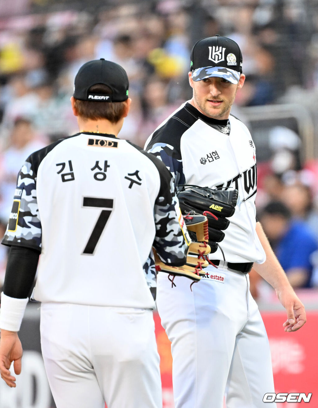 4일 오후 수원 KT위즈파크에서 ‘2024 신한 SOL Bank KBO리그’ KT 위즈와 한화 이글스의 경기가 열렸다.이날 홈팀 KT는 벤자민, 원정팀 한화는 황준서를 선발로 내세웠다.1회초를 마치고 KT 선발 벤자민이 김상수와 하이파이브를 하고 있다. 2024.06.04 / rumi@osen.co.kr