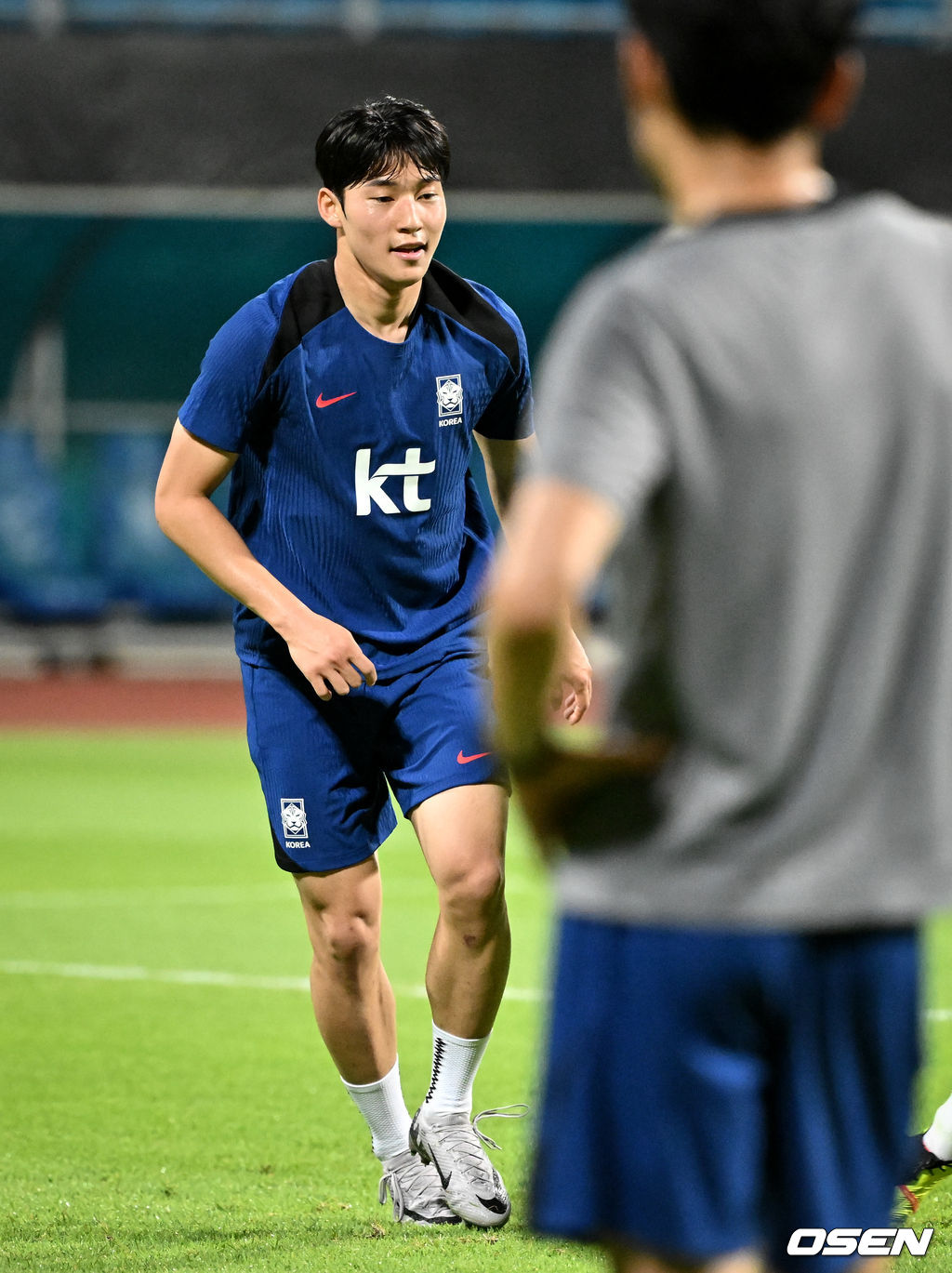 김도훈 임시 감독이 이끄는 한국 축구대표팀은 3일(이하 한국시간) 오후 8시부터 싱가포르 비샨에 위치한 비샨 스타디움에서 2026 국제축구연맹(FIFA) 북중미 월드컵 아시아 2차 예선 C조 5차전 싱가포르와 맞대결을 앞두고 첫 현지 훈련에 나섰다.<br /><br />한국과 싱가포르의 경기는 오는 6일 오후 9시 싱가포르 더 내셔널 스타디움에서 킥오프 한다.<br /><br />한국 축구대표팀 배준호가 훈련을 하고있다. 2024.06.03 / cej@osen.co.kr<br />