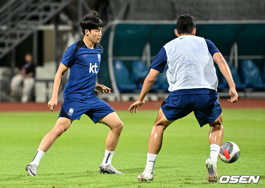 김도훈 임시 감독이 이끄는 한국 축구대표팀은 3일(이하 한국시간) 오후 8시부터 싱가포르 비샨에 위치한 비샨 스타디움에서 2026 국제축구연맹(FIFA) 북중미 월드컵 아시아 2차 예선 C조 5차전 싱가포르와 맞대결을 앞두고 첫 현지 훈련에 나섰다.<br /><br />한국과 싱가포르의 경기는 오는 6일 오후 9시 싱가포르 더 내셔널 스타디움에서 킥오프 한다.<br /><br />한국 축구대표팀 배준호가 훈련을 하고있다. 2024.06.03 / cej@osen.co.kr<br />