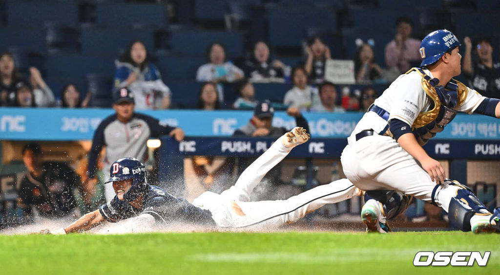 4일 창원NC파크에서 2024 신한 SOL 뱅크 KBO 리그 NC 다이노스와 두산 베어스의 경기가 열렸다. 홈팀 NC는 하트, 원정팀 두산은 최준호를 선발로 내세웠다.두산 베어스 이유찬이 7회초 2사 2루 NC 다이노스 포수 송구 실책으로 3루 도루에 이어 홈까지 쇄도 세이프되고 있다. 2024.06.04 / foto0307@osen.co.kr