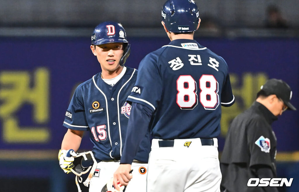 4일 창원NC파크에서 2024 신한 SOL 뱅크 KBO 리그 NC 다이노스와 두산 베어스의 경기가 열렸다. 홈팀 NC는 하트, 원정팀 두산은 최준호를 선발로 내세웠다.두산 베어스 전민재가 연장 10회초 2사 3루 1타점 2루타를 치고 기뻐하고 있다. 2024.06.04 / foto0307@osen.co.kr