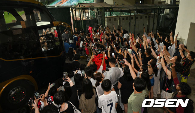 김도훈 임시 감독이 이끄는 한국 축구대표팀은 4일(이하 한국시간) 오후 8시부터 싱가포르 비샨에 위치한 비샨 스타디움에서 2026 국제축구연맹(FIFA) 북중미 월드컵 아시아 2차 예선 C조 5차전 싱가포르와 맞대결을 앞두고 현지 훈련에 나섰다.한국과 싱가포르의 경기는 오는 6일 오후 9시 싱가포르 더 내셔널 스타디움에서 킥오프 한다.팬들이 훈련을 마친 대표팀을 향해 환호하고 있다. 2024.06.04 / cej@osen.co.kr