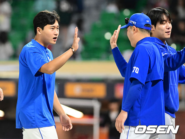 프로야구 삼성 라이온즈가 약속의 8회를 연출하며 5연승의 휘파람을 불었다. 삼성은 4일 인천 SSG랜더스필드에서 열린 SSG 랜더스와의 원정 경기에서 3-1 역전승을 장식했다. 지난달 30일 대구 키움전 이후 5연승 질주. 반면 SSG는 지난달 30일 문학 LG전 이후 연승 행진을 ‘4’에서 마감했다. 경기 종료 후 삼성 이승현, 박진만 감독이 기쁨을 나누고 있다. 2024.06.04 / ksl0919@osen.co.kr