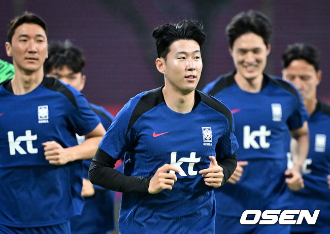 김도훈 임시 감독이 이끄는 한국 축구대표팀은 4일(이하 한국시간) 오후 8시부터 싱가포르 비샨에 위치한 비샨 스타디움에서 2026 국제축구연맹(FIFA) 북중미 월드컵 아시아 2차 예선 C조 5차전 싱가포르와 맞대결을 앞두고 현지 훈련에 나섰다.한국과 싱가포르의 경기는 오는 6일 오후 9시 싱가포르 더 내셔널 스타디움에서 킥오프 한다.한국 축구대표팀 손흥민이 훈련을 하고 있다. 2024.06.04 / cej@osen.co.kr