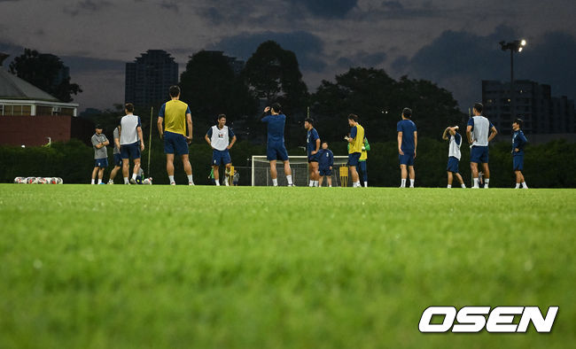 김도훈 임시 감독이 이끄는 한국 축구대표팀은 4일(이하 한국시간) 오후 8시부터 싱가포르 비샨에 위치한 비샨 스타디움에서 2026 국제축구연맹(FIFA) 북중미 월드컵 아시아 2차 예선 C조 5차전 싱가포르와 맞대결을 앞두고 현지 훈련에 나섰다.한국과 싱가포르의 경기는 오는 6일 오후 9시 싱가포르 더 내셔널 스타디움에서 킥오프 한다.한국 축구대표팀이 훈련을 하고 있다. 2024.06.04 / cej@osen.co.kr