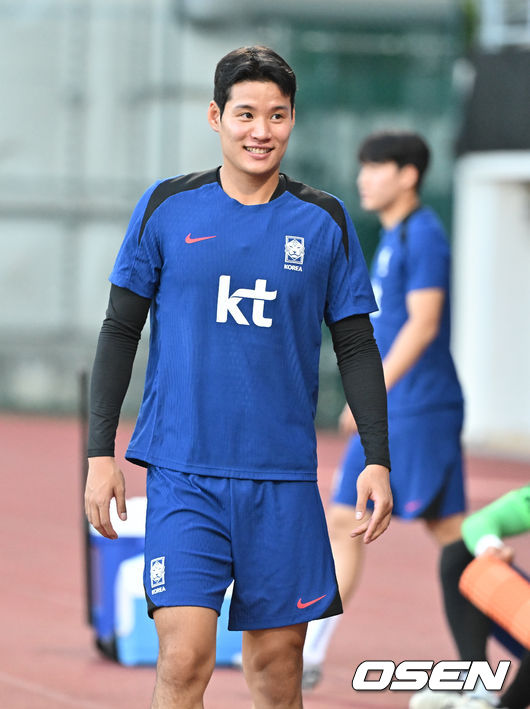 김도훈 임시 감독이 이끄는 한국 축구대표팀은 4일(이하 한국시간) 오후 8시부터 싱가포르 비샨에 위치한 비샨 스타디움에서 2026 국제축구연맹(FIFA) 북중미 월드컵 아시아 2차 예선 C조 5차전 싱가포르와 맞대결을 앞두고 현지 훈련에 나섰다.한국과 싱가포르의 경기는 오는 6일 오후 9시 싱가포르 더 내셔널 스타디움에서 킥오프 한다.한국 축구대표팀 박승욱이 훈련에 나서고 있다. 2024.06.04 / cej@osen.co.kr