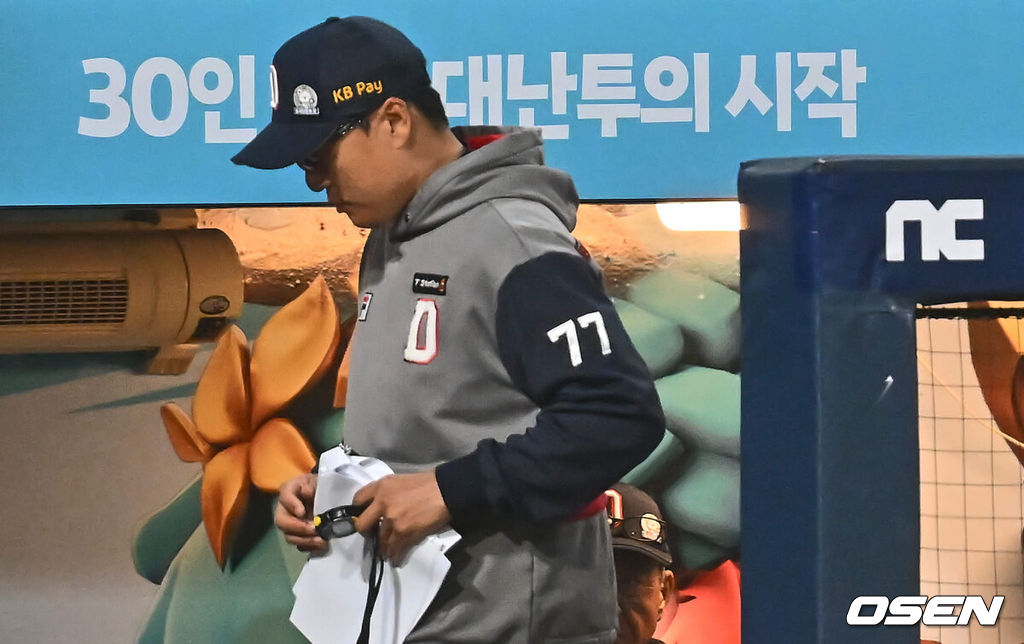 4일 창원NC파크에서 2024 신한 SOL 뱅크 KBO 리그 NC 다이노스와 두산 베어스의 경기가 열렸다. 홈팀 NC는 하트, 원정팀 두산은 최준호를 선발로 내세웠다.두산 베어스 이승엽 감독이 9회초 1사 1루 조수행 타석때  비디오 판독 끝에 아웃된 이유찬의 2루 도루 상황에 대해 어필하고 퇴장당하고 있다. 2024.06.04 / foto0307@osen.co.kr