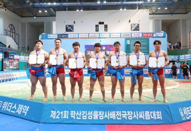 4일 경상도 창원특례시 진해문화센터 체육관에서 열린 ‘제21회 학산김성률장사배전국장사씨름대회’에서 이준기(춘천기계공고), 백재현(영신고), 김민건(현일고), 하상원(영신고), 송수빈(태안고), 전명건(능인고), 이혁준(부평고)이 고등부 개인전 각 체급 1위를 차지했다. / 대한씨름협회