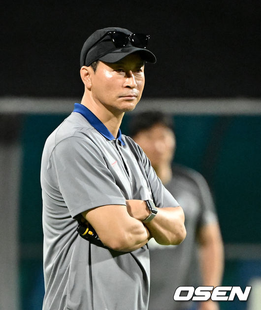 김도훈 임시 감독이 이끄는 한국 축구대표팀은 3일(이하 한국시간) 오후 8시부터 싱가포르 비샨에 위치한 비샨 스타디움에서 2026 국제축구연맹(FIFA) 북중미 월드컵 아시아 2차 예선 C조 5차전 싱가포르와 맞대결을 앞두고 첫 현지 훈련에 나섰다.한국과 싱가포르의 경기는 오는 6일 오후 9시 싱가포르 더 내셔널 스타디움에서 킥오프 한다.한국 축구대표팀 김도훈 임시감독이 훈련을 지켜보고 있다. 2024.06.03 / cej@osen.co.kr