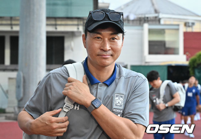 김도훈 임시 감독이 이끄는 한국 축구대표팀은 4일(이하 한국시간) 오후 8시부터 싱가포르 비샨에 위치한 비샨 스타디움에서 2026 국제축구연맹(FIFA) 북중미 월드컵 아시아 2차 예선 C조 5차전 싱가포르와 맞대결을 앞두고 현지 훈련에 나섰다.한국과 싱가포르의 경기는 오는 6일 오후 9시 싱가포르 더 내셔널 스타디움에서 킥오프 한다.한국 축구대표팀 김도훈 임시 감독이 훈련장에 들어서고 있다. 2024.06.04 / cej@osen.co.kr