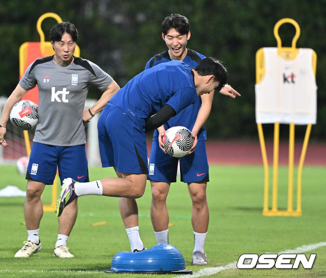 김도훈 임시 감독이 이끄는 한국 축구대표팀은 4일(이하 한국시간) 오후 8시부터 싱가포르 비샨에 위치한 비샨 스타디움에서 2026 국제축구연맹(FIFA) 북중미 월드컵 아시아 2차 예선 C조 5차전 싱가포르와 맞대결을 앞두고 현지 훈련에 나섰다.한국과 싱가포르의 경기는 오는 6일 오후 9시 싱가포르 더 내셔널 스타디움에서 킥오프 한다.한국 축구대표팀 배준호, 손흥민이 함께 훈련을 하고 있다. 2024.06.04 / cej@osen.co.kr