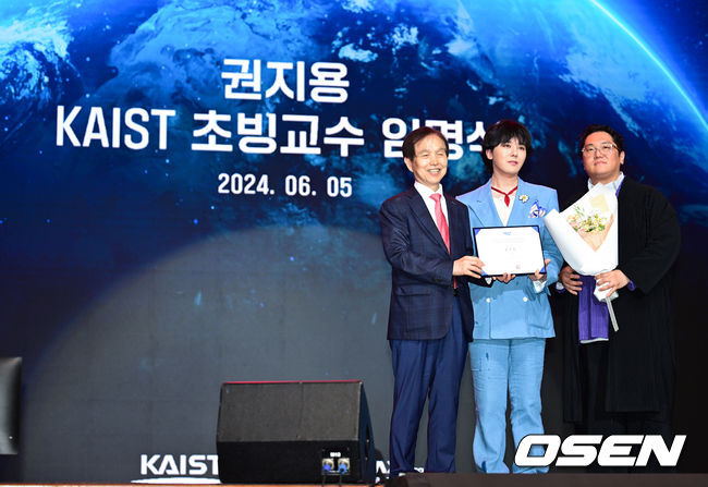 5일 오후 대전 유성구 KAIST 본원 류근철 스포츠 콤플렉스에서 지드래곤 ‘이노베이트 코리아 2024’ 토크쇼 행사가 열렸다. ‘이노베이트 코리아 2024’는 ICT·과학기술 분야 행사로 이날 가수 지드래곤이 행사에 참석했다.가수 지드래곤이 카이스트 초빙교수 임명장을 받은 뒤 기념촬영을 하고 있다. 2024.06.05 / ksl0919@osen.co.kr